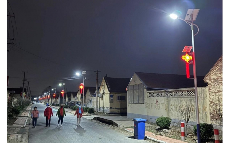 山東濰坊寒亭區(qū)高里街道西營(yíng)村新路燈已&ldquo;上崗&rdquo;