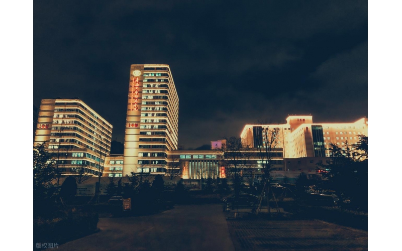 山東醫(yī)院戶外樓體夜景亮化與泛光照明工程施工 原實(shí)科技以匠心筑就醫(yī)療光影典范